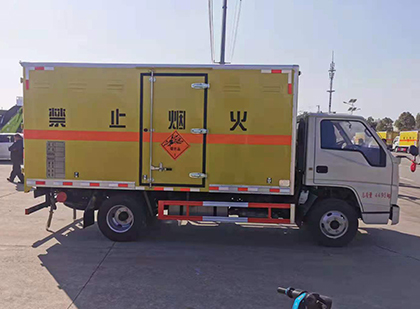 奈曼爆破器材运输车工人安全操作规范与智能技术保障